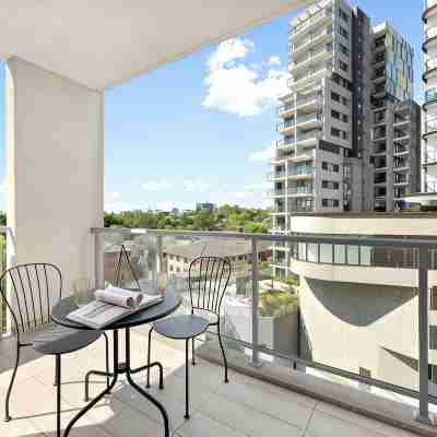 Bright & Airy 2BR Steps to Station & Westfield Others