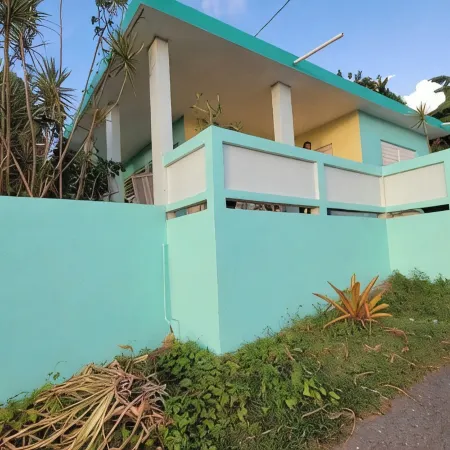 Authentic 3 bedroom Vieques house, quiet neighborhood, 10 minute walk to ferry.