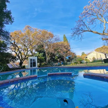 Luxury House into Nature in Sandton, peaceful place with full of greens