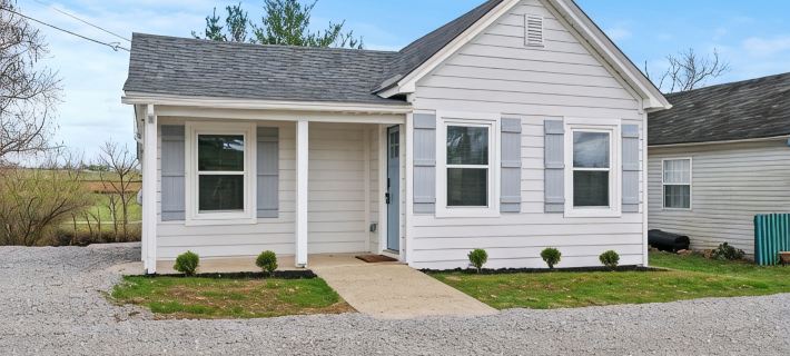 Elkhorn Cottage - Peaceful Creekside Stay Hotels in Scott County