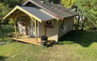 Sunset Studio, Amazing River Views, HOT TUB! New Listing!