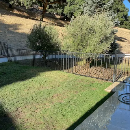 West Side 3BR/3BA - En suite layout, Pool&Hot Tub, nestled in oak covered hills!