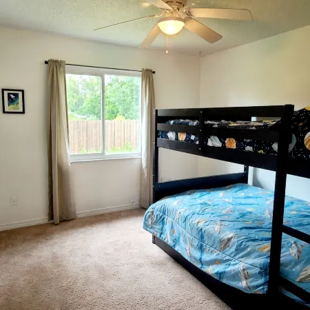 4 bedroom, 1 acre, pool, 4 min to hospital & medical