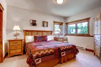 Super Ski Pad - True Ski-in/Ski-Out Retreat. Private Hot Tub. Walk to Adventure - อ่างจากุชชี่