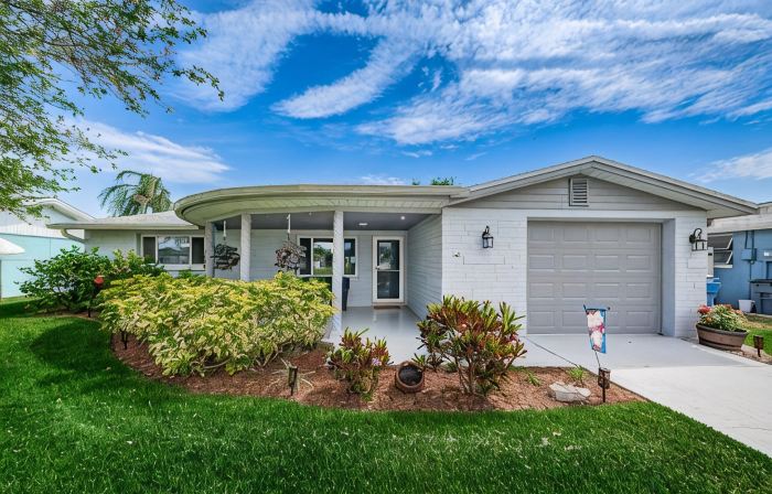 Serene Lakefront home in Tampa Bay, close to beaches and downtown Tarpon Springs