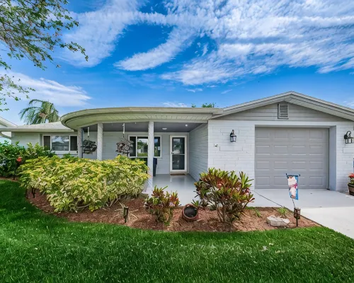 Serene Lakefront home in Tampa Bay, close to beaches and downtown Tarpon Springs Hotels in Holiday