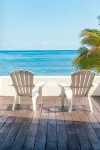 Beach house w/ private pool & sandy beach for 8 - Homestays
