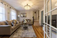 Modern ~ 3 Bedroom House ~ Sleeps 8 ~ 11 mins to Hartford - 무료 와이파이