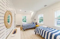 New 4-bedroom House with Swimming Pool–Just a 10-minute Walk to Town - 수영장