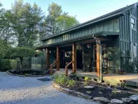 Highlands Spacious MTN Cabin for 16 w/Hot Tub+gameroom+gym+wifi & 4m from DT
