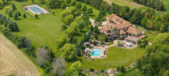 Amazing Luxury Mansion ~ Indoor Pool ~ Stunning Lake Views ~ One of A Kind! Hotels in Manitowoc County