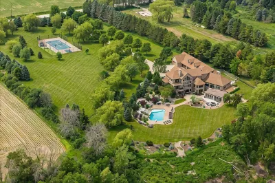 Entire Mansion with Indoor Pool! Perfect for Hosting Groups. on Lake Michigan Hotels in 