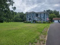5 Minutes to Peek n Peak, on Site Private Hot Tub, Large Private Yard Hotele w: Mina