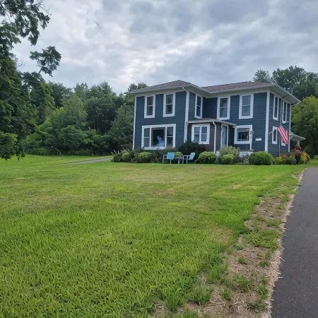5 Minutes to Peek n Peak, on Site Private Hot Tub, Large Private Yard
