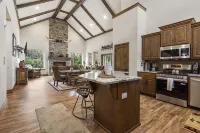 Longhorn Lodge - Private Swimming Pool & Hot Tub, Pool Table - Pet Friendly!