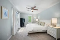 Misquamicut Beach House, Just 1 Mile From the Ocean! - Pools