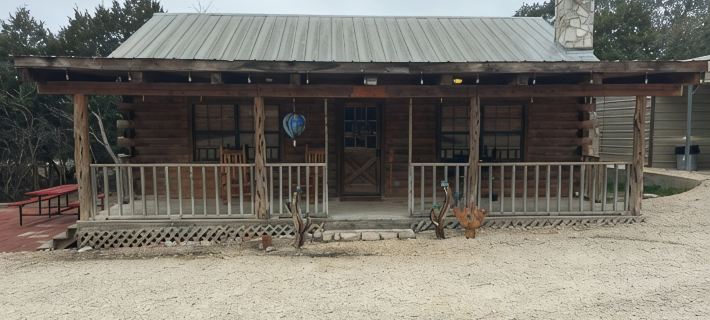 "Bearly Beehavin" 2-bdrm 1 bthrm cabin  with WiFi, AC.  Unwind & relax in ConCan Hotels in Uvalde County