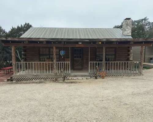 "Bearly Beehavin" 2-bdrm 1 bthrm cabin  with WiFi, AC.  Unwind & relax in ConCan Hotels in Concan