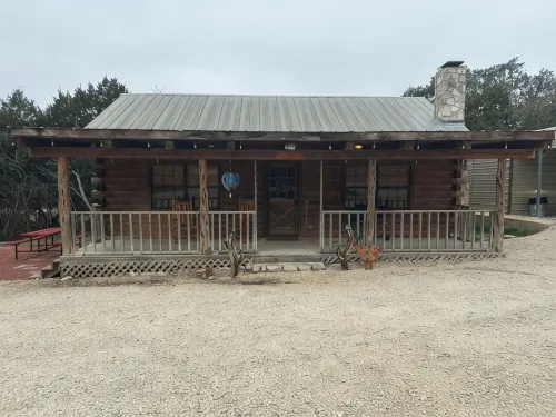 "Bearly Beehavin" 2-bdrm 1 bthrm cabin  with WiFi, AC.  Unwind & relax in ConCan - 3 étoiles