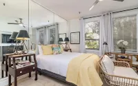 Delux Queen Room , 1 block to the Beach, TV, Pool, WiFi - Homestays