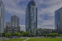 Luxury high rise condo with river and mountain views, walk to OHSU - วิวภูเขา