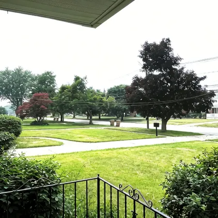 Entire Home 3 Bedroom 1 Bath 6 Guests - Convenient Location close to Airport
