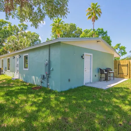 Charming, Fully Renovated  3bd/2bth house in awesome Vero Beach. Dogs welcome!