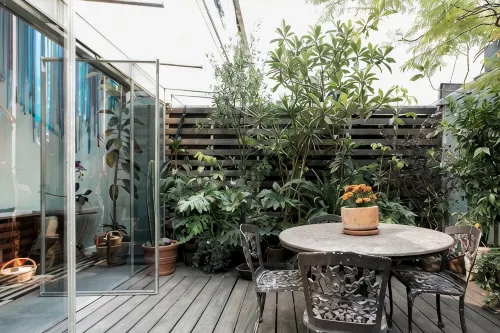 Marvelous, Art-Filled Loft with a Garden Terrace - บังกะโล