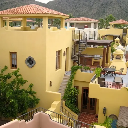 Cozy Villa near beach & pools
