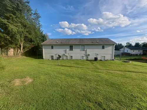 Spacious 4 bedroom, sleeps 10, close to VT - 4-Star