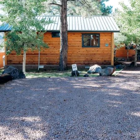 Updated cabin walking distance to both restaurants and amazing hiking trails! Отели в г. Апачи