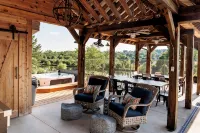 Cozy cottage with pool, hot tub, WiFi, & AC on a peaceful farm in Tunnel Hill - Homestays