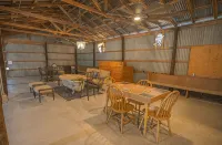 Ren Farmhouse! 17 acres | Game Barn! | 10 mi to Wed Venues! - 3つ星