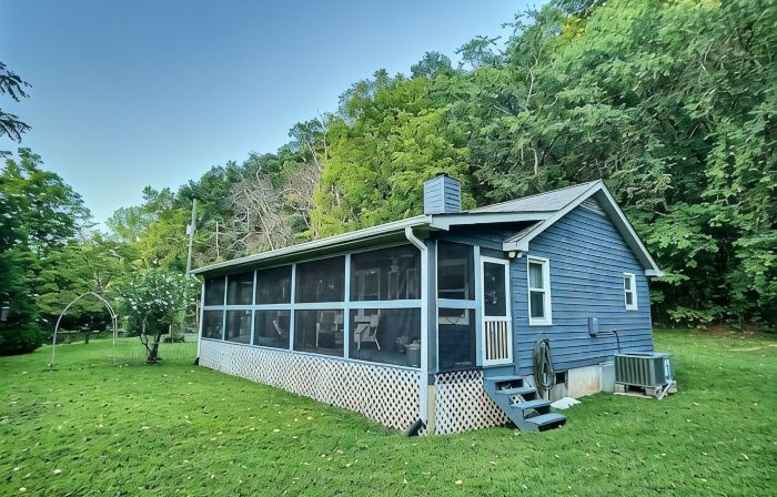 Creekside Cottage Near Nashville- Pet Friendly!