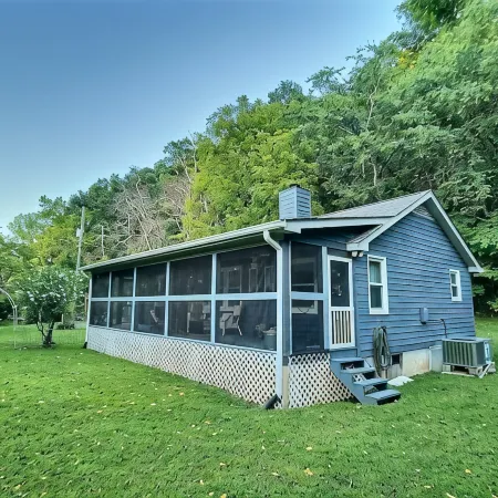 Creekside Cottage Near Nashville- Pet Friendly!