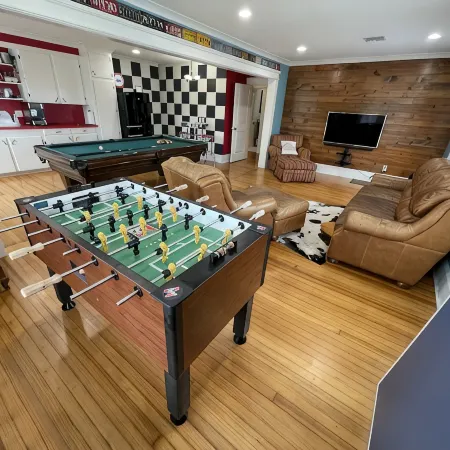 Park Avenue Loft overlooking Parkerson Avenue Отели в г. Кроули