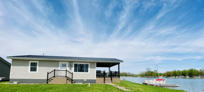 Water’s Edge Retreat, Charming 2-bedroom Lake House, marvelous Shipshewana Hotels in LaGrange County