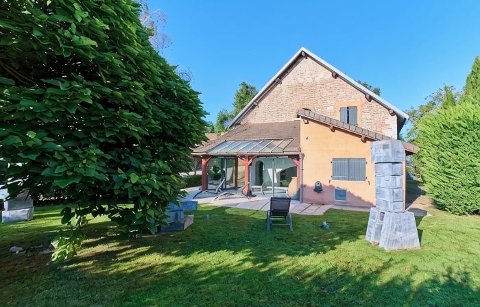 Large property in Burgundy, riverside garden, private indoor pool