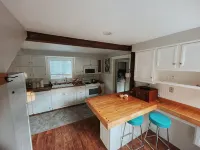 Quiet renovated cottage by Seabreeze