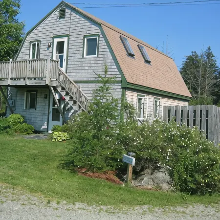 Aldernest Loft - Acadia Park/Mount Desert Island -walk across lawn down to shore
