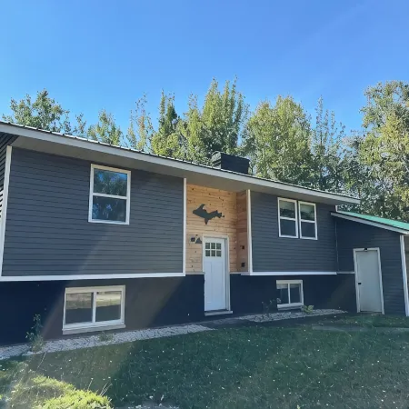 The 8's, Farmhouse Chic 4-Bedroom w/ Garage Access in Grand Marais, Pet Friendly