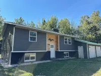 The 8's, Farmhouse Chic 4-Bedroom w/ Garage Access in Grand Marais, Pet Friendly - Wifi