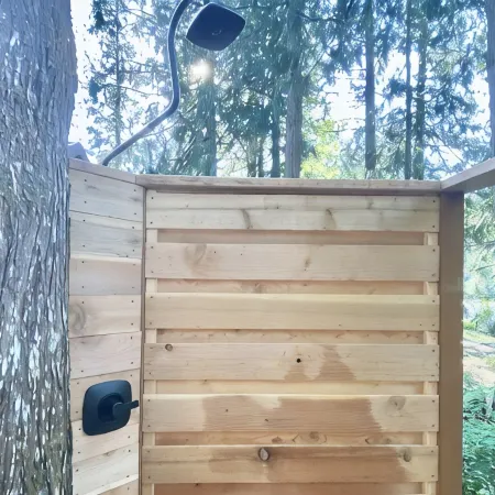 Mid century riverfront cabin. Hot tub, Pet friendly, Riverview