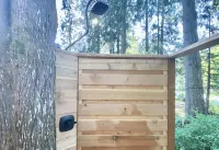 Mid century riverfront cabin. Hot tub, Pet friendly, Riverview