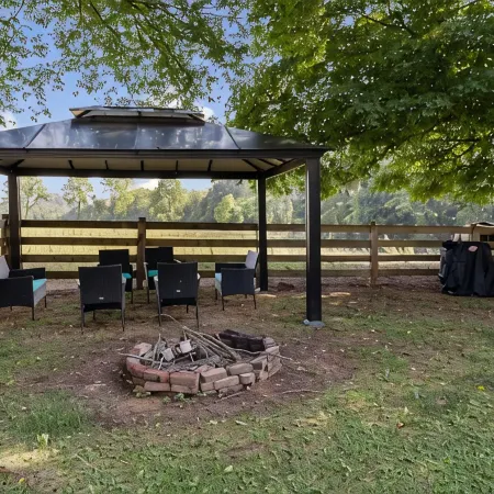 Cozy Farmhouse near Mammoth Cave on 45+ acre animal farm