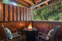 Couples Cabin - Private Hot Tub - 1 Mile to Parkway - Chalets