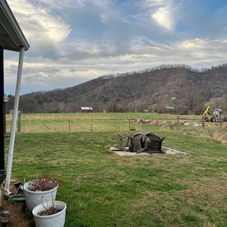 Waterfront cabin with mountain views; 26 minutes to downtown Asheville.