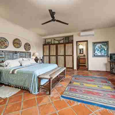 Large 1&2/BD Private Villas, Ocean Views, Lovely Pool, Ideal Location Rooms