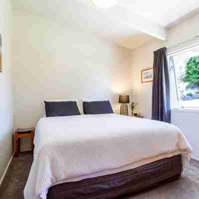 1970's Renovated,self contained 2 bedroom bach Rooms