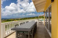 Luxury living, private pool and spectacular views! - 3 tähden